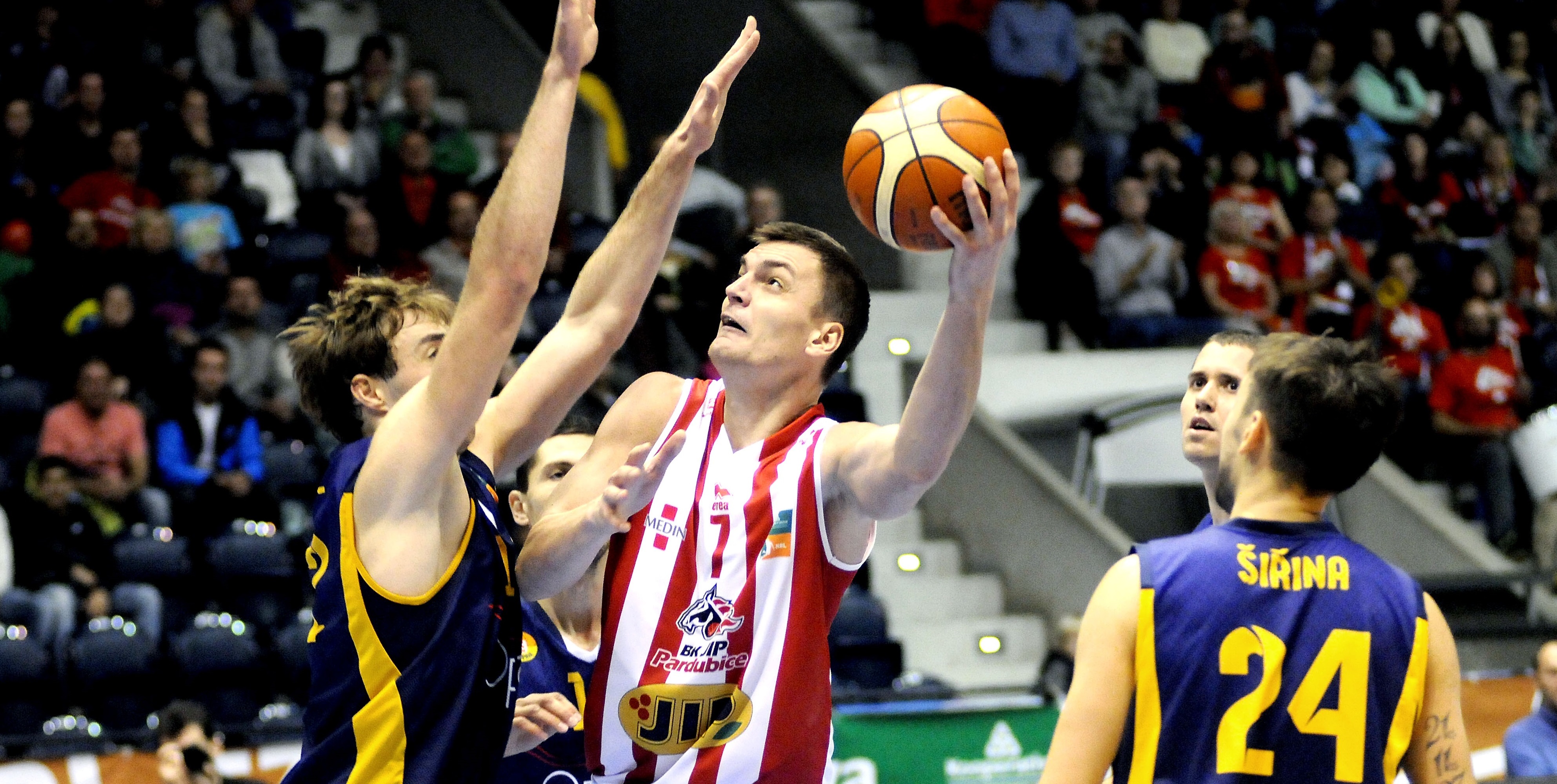 Špatný start, porážka v premiéře Špatný start, porážka v premiéře